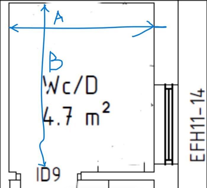 Planlösning av ett badrum på 4,7 m² med etiketter för WC och dusch samt markerade mått A och B. Diskuteras att flytta dörr och lägga till badkar.