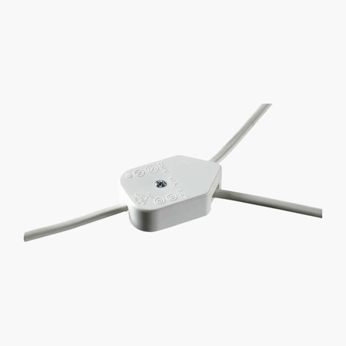 Vit förgreningsbox med två anslutna kablar, används för elektrisk koppling, med en skruv i mitten.