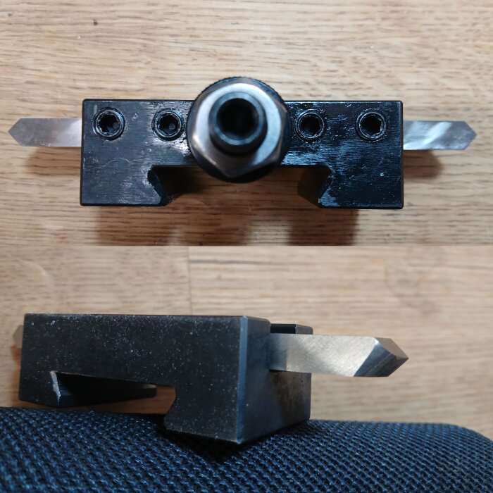 Stålverktyg med gradningskant, slipat i 45 graders vinkel, med extra släppningsvinkel på hörn för små hål.