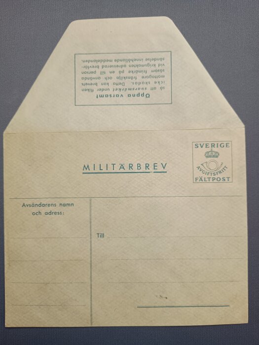 Militärbrevkuvert från beredskapsåren, med fältpostlogga och plats för avsändares och mottagares adresser.