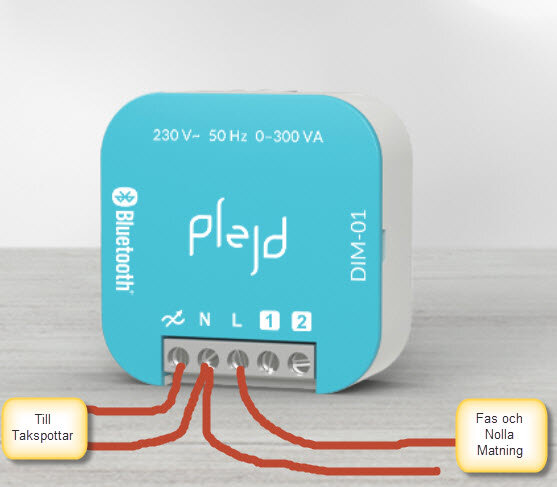 Elektrisk dimmer från Plejd med anslutningar markerade för takspottar och fas/nolla matning, visas mot en neutral bakgrund.