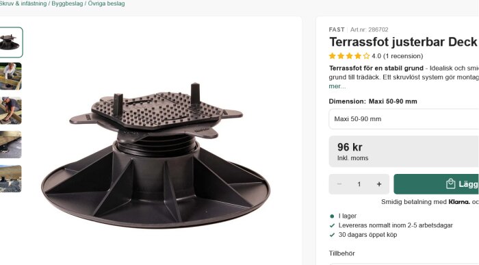 En justerbar terrassfot i plast för trädäck, avsedd att ge en stabil och skruvlös grund. Dimensioner: Maxi 50-90 mm.