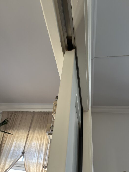 Skjutdörr med synlig glipa mot golvet, brist på ljudisolering.