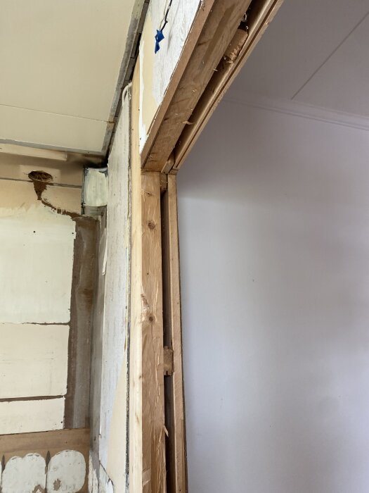 Timmerstolpe mot murstock efter borttagen dörrkarm, möjligtvis bärande.