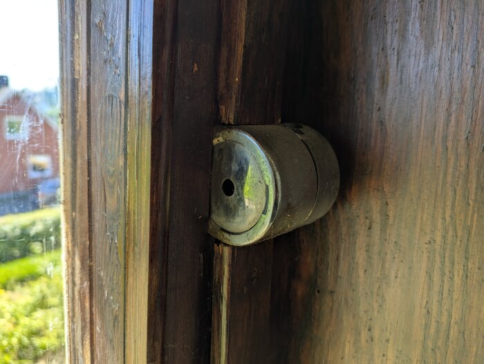 Gångjärn på ett gammalt fönster från 60-talet, visat i närbild, med frågeställningar kring justering och hantering.