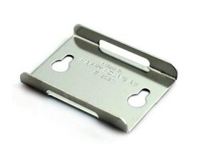 Metallfäste med två skruvhål, ofta använt för att hänga föremål.