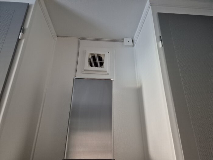 Ventilationsdon ovanför en kryddhylla i ett kök.