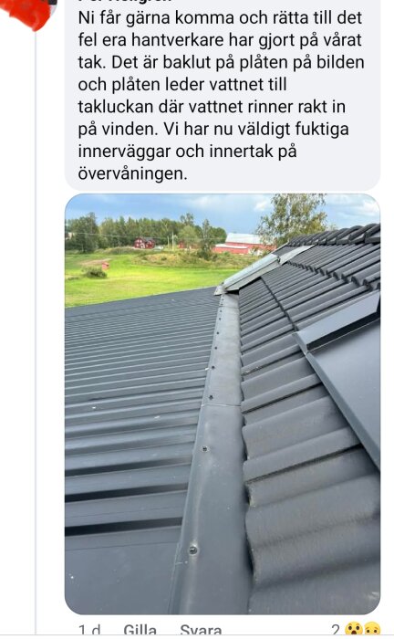 Bild av ett svart plåttak med felaktig lutning, vilket orsakar vattenläckage vid takluckan. I bakgrunden syns grönt landskap och hus.