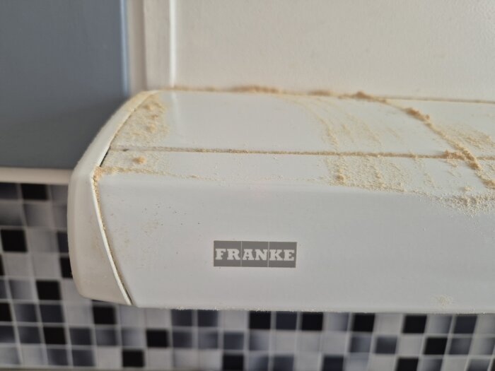 Ventilationskåpa från märket Franke, med damm och smuts ovanpå, i en lägenhet.