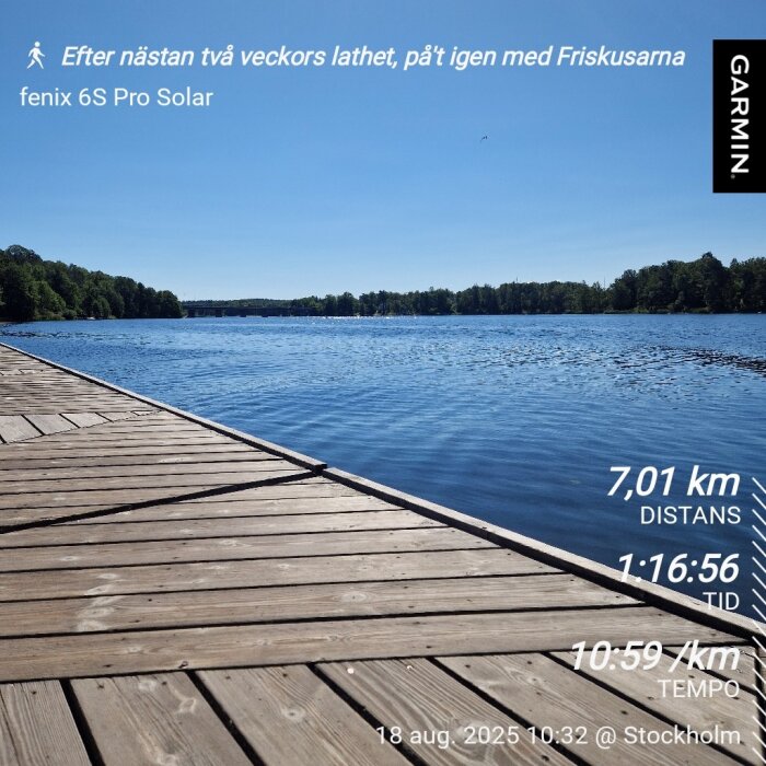 Träbrygga vid en sjö med blå himmel och skog i bakgrunden, text visar distans, tid och hastighet från en löprunda.