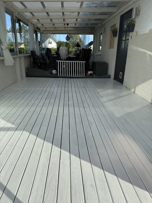 Nymålat altangolv med enhetlig yta, skjutpartier flyttade för att skapa större och mer sammanhängande känsla.