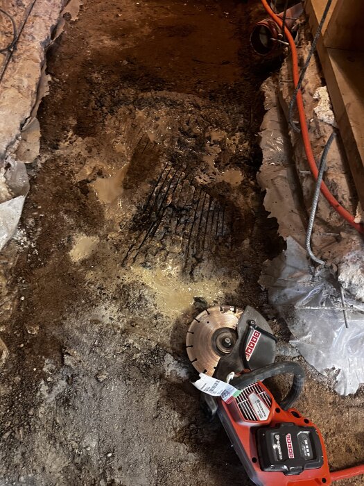 Batteridriven betongkap på marken bredvid ett pågående kapningsprojekt av bohusgranit, med synliga skärmärken.