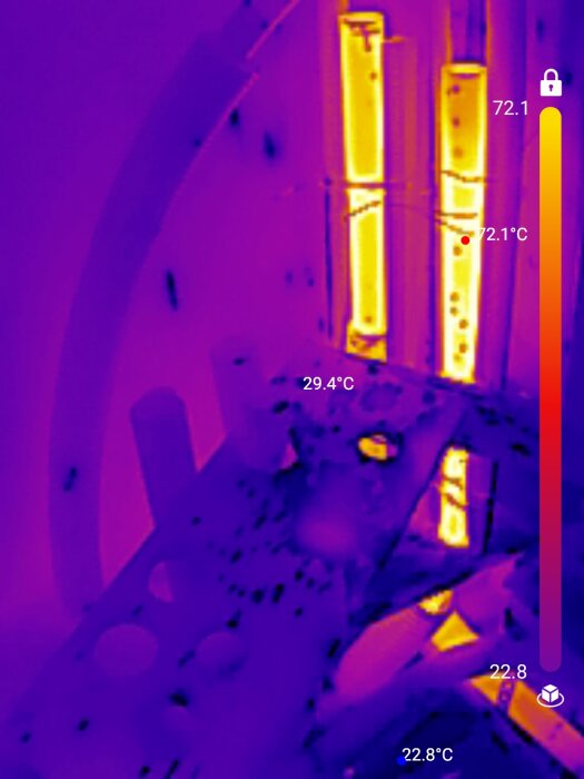 Värmekamerabild av vattenmätarskåp med temperaturer visade. Rör syns med varierande värme, maximum 72,1°C. Temperaturgradient bredvid.