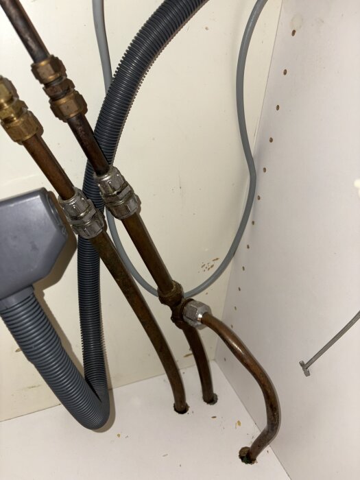 Rör under diskbänk i kök utan synliga avstängningsventiler, med diskussion om installation av ballofix och problem med nya djupare diskho.