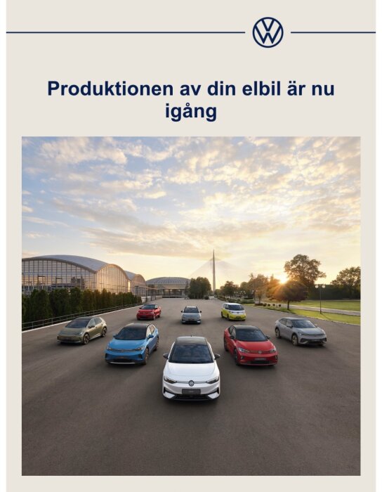 Flera färgglada elbilar från Volkswagen parkerade utomhus framför en stor byggnad vid solnedgång.