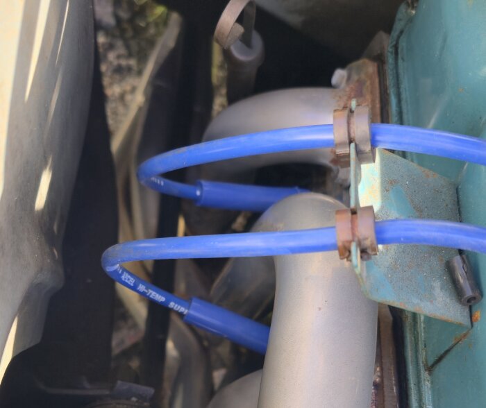 Blå tändkablar installerade i en motor.