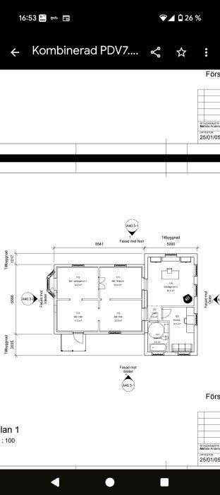 Arkitektritning med befintliga och planerade rum för husets tillbyggnad, inklusive vardagsrum, matrum, hall, kök och kontor.