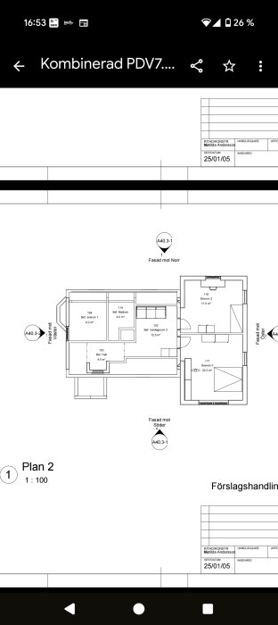Planritning över husets andra våning med rum inklusive befintliga sovrum, vardagsrum och badrum, samt markerade fasader.