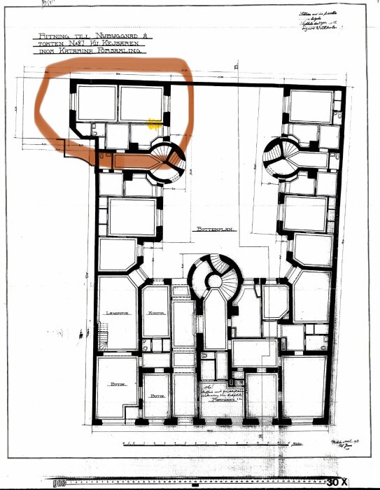 Ritning över våningsplan i hus från 1914 med en gulmarkerad vägg. En brun cirkel markerar området och diskuterar om väggen är bärande.