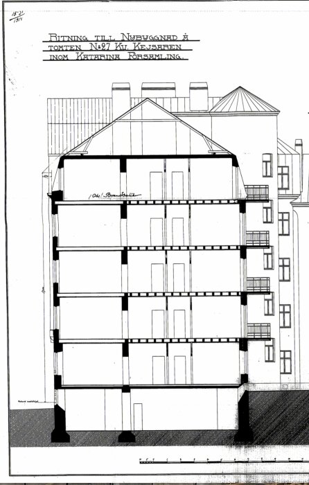 Arkitektritning av en flervåningsbyggnad från 1914, visar byggnadens sektion med våningsplan och väggars placering.