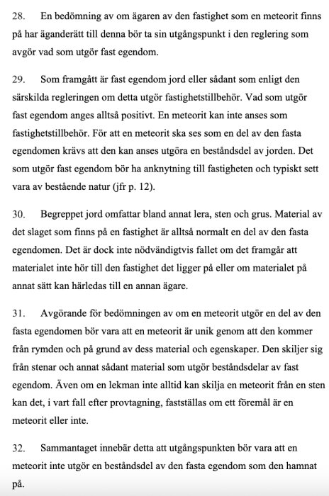 Domstolens beslut om huruvida en meteorit räknas som fast egendom beroende på dess anknytning till jorden och äganderättsliga regler.