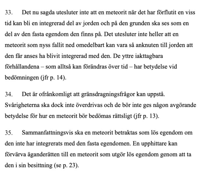 Domstolens beslut angående meteoriter och fast egendom, med fokus på äganderätt och integration med marken över tid.