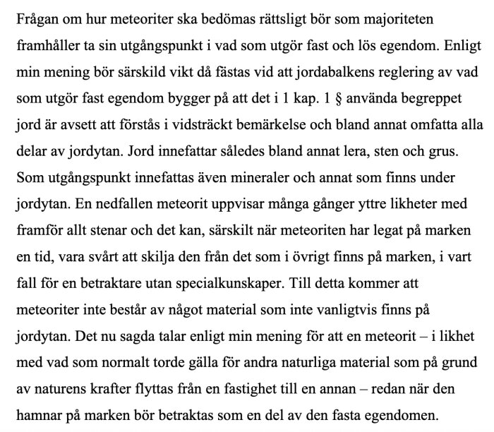 En juridisk text om rätten till meteoriter och fast vs lös egendom enligt jordabalkens reglering, med särskild vikt på majoritetens synsätt.