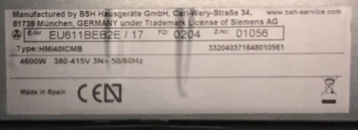 Etikett på Siemens-häll med modellnummer EU611BEB2E, tillverkad av BSH Hausgeräte GmbH i Tyskland, märkt CE och tillverkad i Spanien.