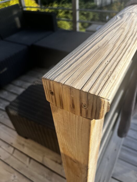 Träplanka på altan med synliga skruvar, troligtvis en del av en räcke eller möbel, i fint skick efter 13 år.