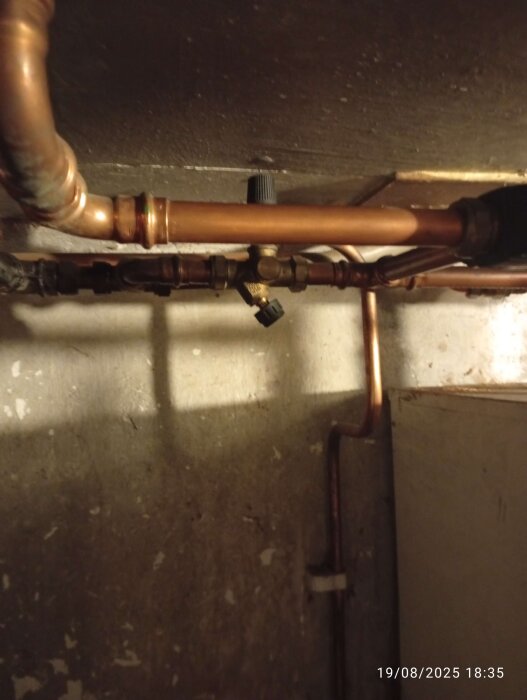 Rörsystem med kopparledningar och ventiler i en källare eller dylikt utrymme.