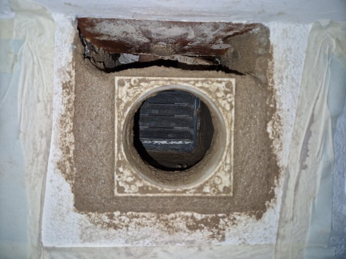 Ventilhål med insektsnät i vägg under renovering, med användning av MS Polymer för att fästa nätet och justerad rörstuss för innerdel.