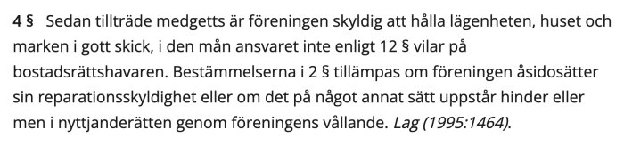 Textstycke ur bostadsrättslagen 7 kap. 4 § om föreningens skyldighet att underhålla lägenhet, hus och mark i gott skick, och ansvarsfördelning.