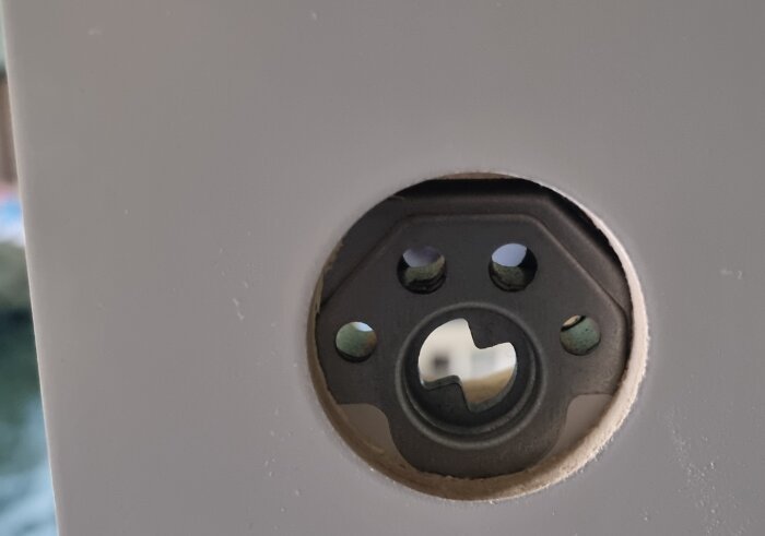 Hål i en tjock dörr med ett Abloy A565 låshus synligt, förberett för vredlås installation.
