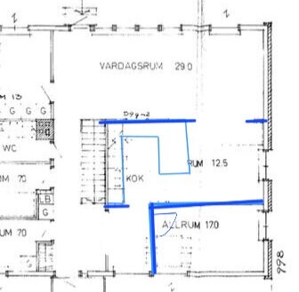Planlösning med kök, vardagsrum och alrum, blå märkning visar föreslagen halvöppen layout för ett modernare och större kök.