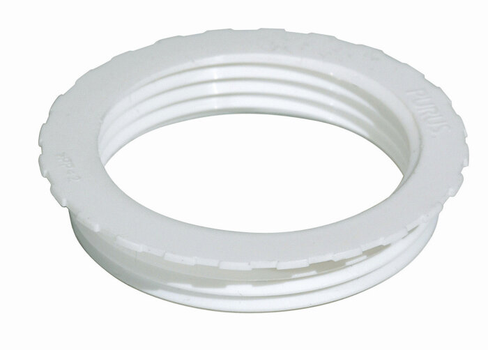 Vit plastbussning med ribbad kant, konverterar 40-gänga till 32-gänga för bottenventil, används i VVS-installationer.