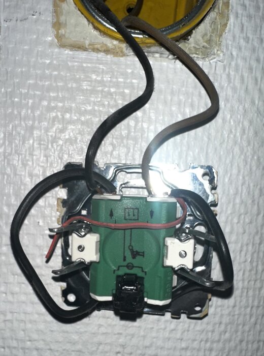 Elektrisk installation med grönt uttag och synliga kablar, frågeställning om korrekt inköp.