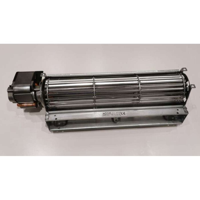 Fläkttrumma med metallhölje ligger på ett bord, del av ett ventilationssystem, diskussion om rengöring från damm för att åtgärda obalans.