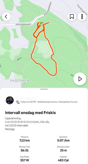 Karta över en löprunda i Skogshem, med detaljer om intervaller, distans, tid, medelhastighet och kaloriförbränning. Röd linje visar rutten.