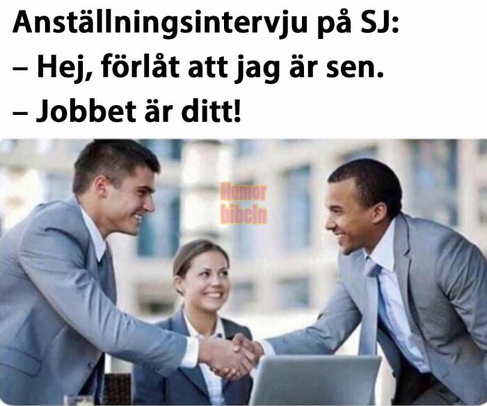 Tre personer i kostym sitter vid ett bord, två skakar hand över dator, texten ovan har humoristiskt jobbsamtalsscenarie.