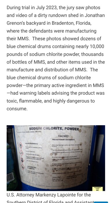 Blå kemikaliefat med varningsetikett för natriumkloritpulver, används i olaglig tillverkning av mirakelmedicin (MMS).