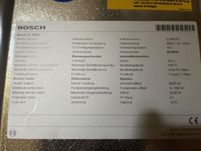 Etikett från en Bosch värmepump med tekniska specifikationer som volym, temperatur och effekt. Märkning för elpanna och varmvattenberedare.