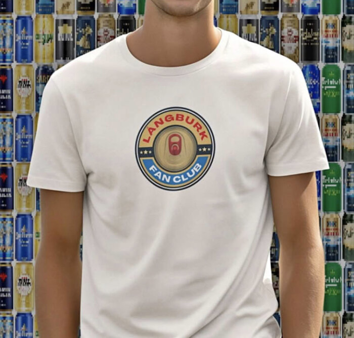 Person i vit t-shirt med "Langburk Fan Club"-logga framför en vägg av uppställda dryckesburkar i olika färger och mönster.