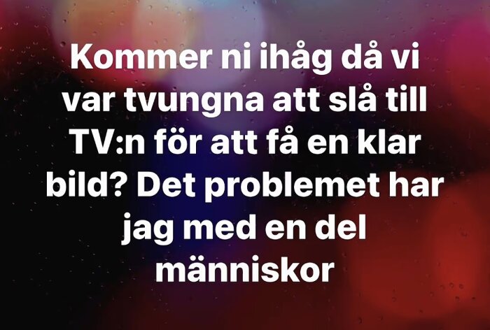 Text med humoristiskt meddelande om gamla TV-apparater och människor, på en färgglad, suddig bakgrund.