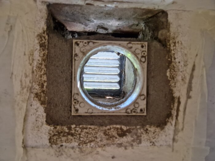 Ventilöppning med ojämnheter utjämnade med bruk för installation av innerdel med filter.