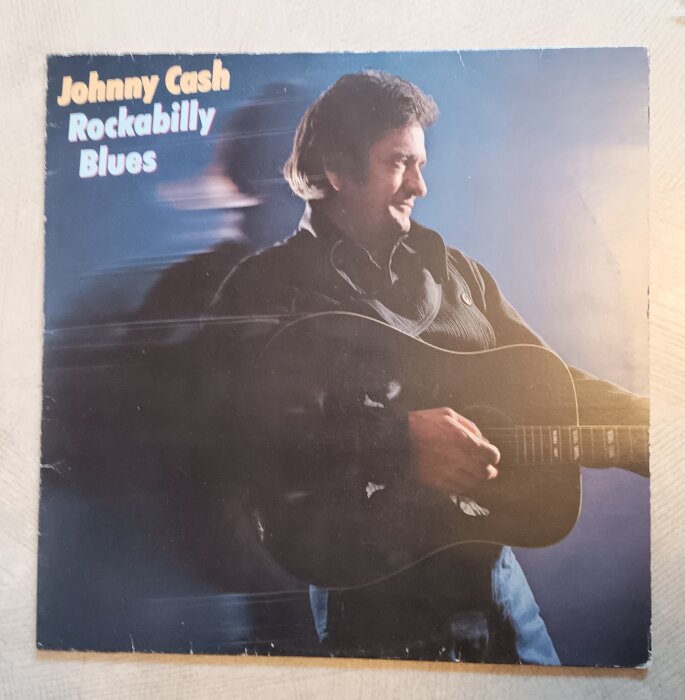 Skivomslag till "Rockabilly Blues" med en man som spelar gitarr.