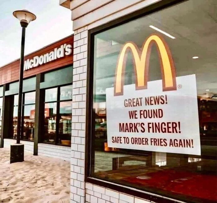 Skylt på McDonald's fönster med texten "Vi hittade Marks finger! Det är säkert att beställa pommes igen!