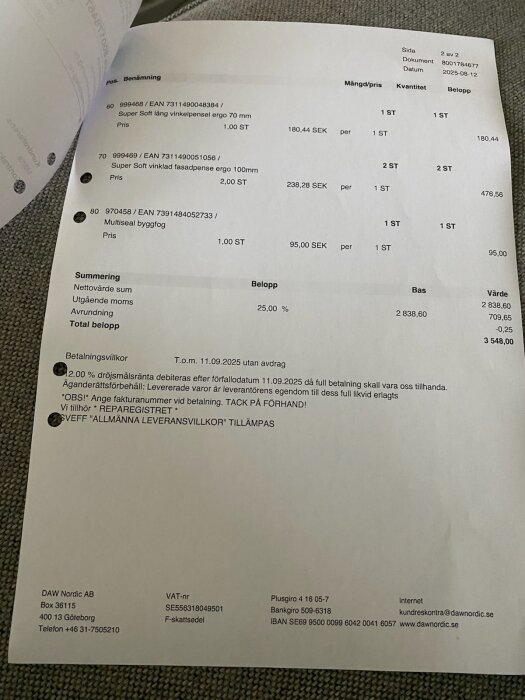 Foto av en faktura med detaljer om inköp av målarpenslar och byggfog från DAW Nordic AB, inklusive priser och moms, daterad 2025-08-12.