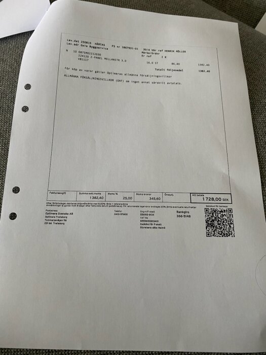 Faktura med detaljerade kostnader för byggmaterial från Optimera, inklusive moms och total summa att betala på 1728,00 SEK.