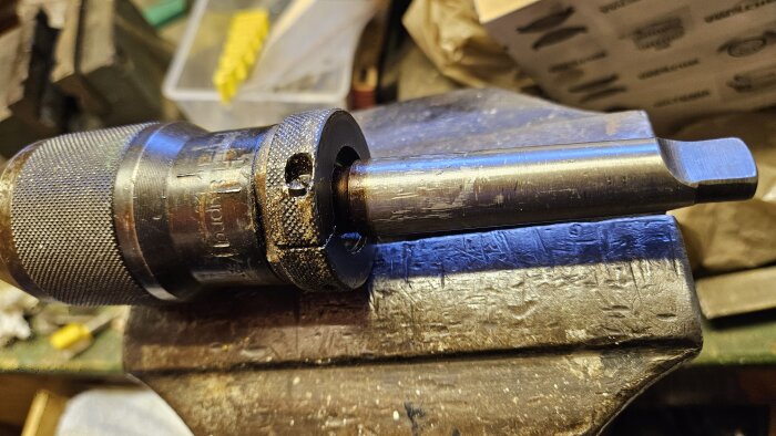 Närbild på en Röhm Supra chuck på hållaren, med skador som delvis döljer märkningen.