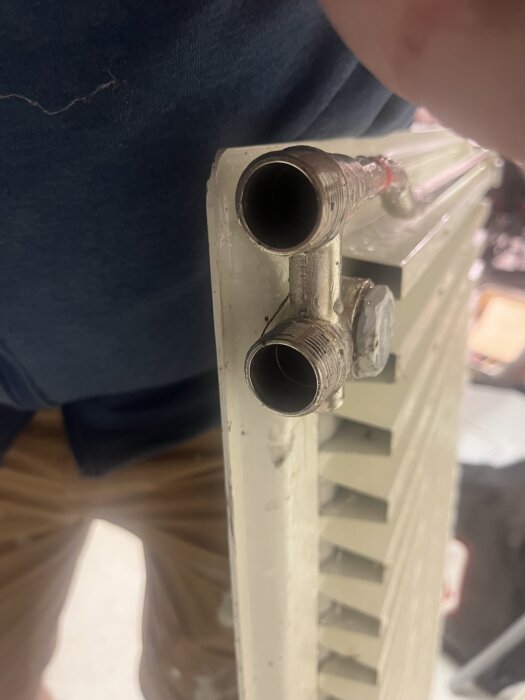 Rörkopplingar på ett element, perspektiv uppifrån och inåt.